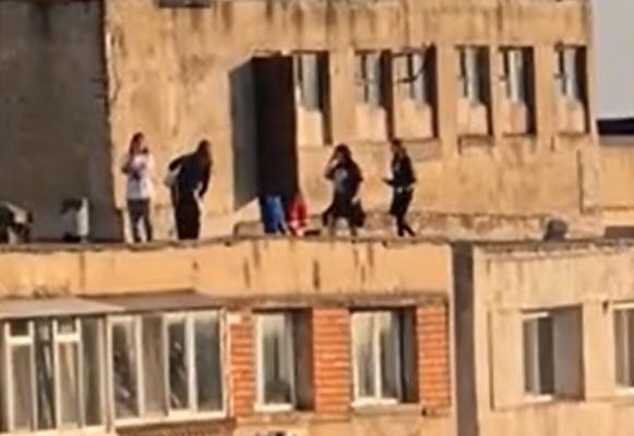 Imagini șocante în Galați: copii, surprinși în timp ce își riscau viața pe acoperișurile unor blocuri turn