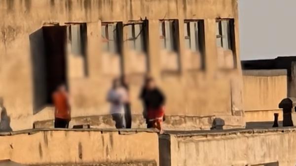 Poliţiştii îi caută pe copiii din Galaţi filmaţi cum sar de pe un acoperiş de bloc pe altul