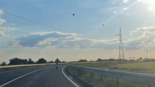 Doi copii, filmaţi pe trotinete electrice pe şoseaua de centură a Timişoarei. Imaginile au ajuns la poliţie