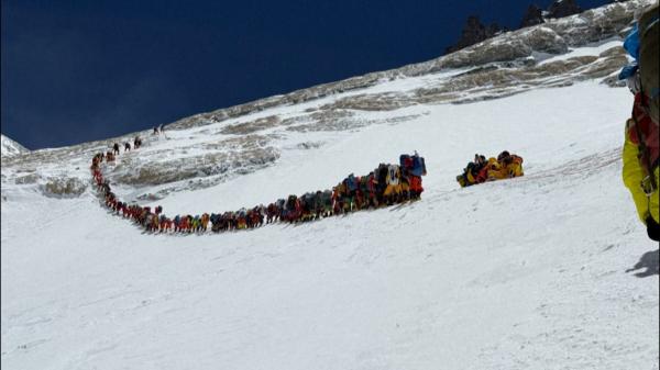 Imagini ireale cu cozile record de pe Everest: 274 de alpinişti au ajuns pe vârf într-o singură zi