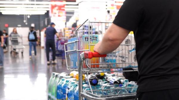 Economii cu baxul. Românii îşi schimbă obiceiul de cumpărături pentru a face economii
