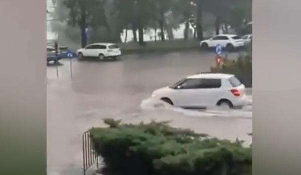 Ploaia torenţială a paralizat traficul în Constanţa şi Brăila. Străzile au fost inundate în doar câteva minute