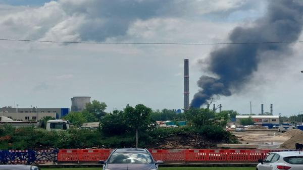Incendiu puternic la CET Vest din București. Flăcările degajă cantități mari de fum. S-a emis Ro-Alert