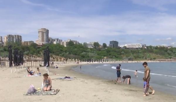 Aventurierii au început să sosească pe litoral: "N-am avut curaj mai mult de genunchi să mă bag"