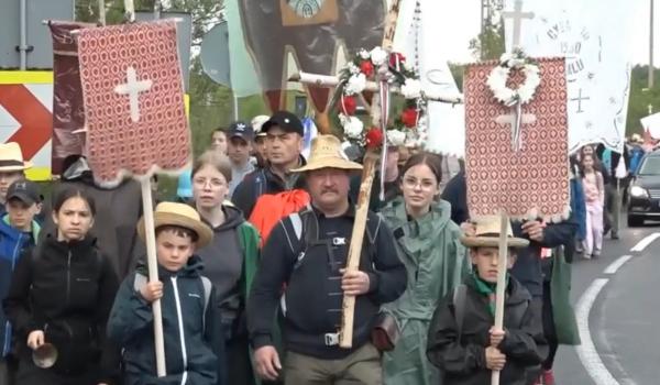 Şumuleu Ciuc găzduieşte cea mai mare procesiune din Sud-Estul Europei de Rusaliile Catolice