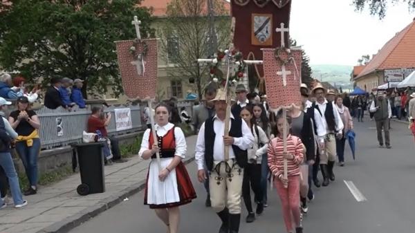 Preşedintele Ungariei, printre cei 300.000 de pelerini de la Şumuleu Ciuc. "Cine nu e aici, o să-i pară rău"
