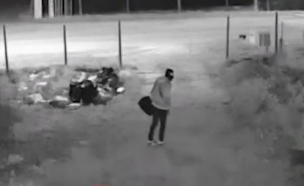 Momentul în care un hoţ e surprins de camerele de supraveghere cum fuge cu 400 de lei