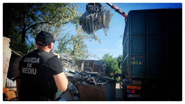 Descinderi în "raiul deşeurilor". 200 de forţe de ordine au blocat intrările şi ieşirile din Sinteşti