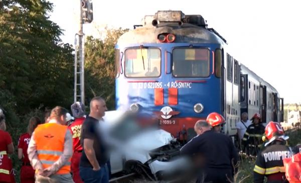 Maşina lovită de tren în Bihor, târâtă 40 de metri pe calea ferată: "Am crezut că a luat foc locomotiva"