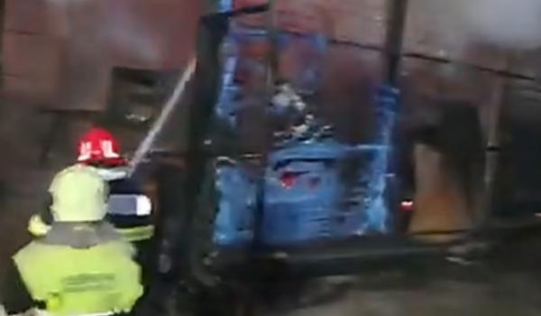 Incendiu violent la o mănăstire de maici din Suceava. Chiliile, la un pas să fie cuprinse de flăcări