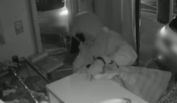 2 indivizi au intrat cu mașina în vitrina unui magazin de lux din Paris și au furat produse de 200.000 euro
