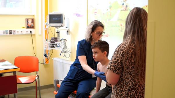 Boala extrem de contagioasă care afectează 8 din 10 copii români vara. Camerele de gardă sunt pline