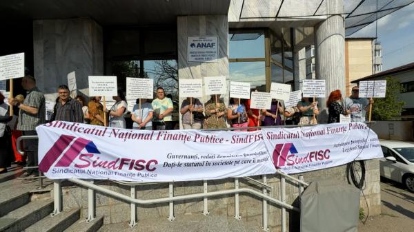 Angajaţii ANAF au ieşit din nou în stradă, nemulţumiţi de noua lege a salarizării. "Avem nevoie de demnitate!"