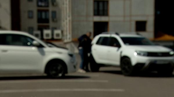 O femeie a dispărut dintr-o maşină în care ar fi fost urcată cu forţa. Poliţiştii au găsit doar șoferul