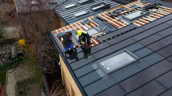 Localitatea care aduce în România o premieră: ţiglele fotovoltaice