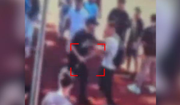 Elev, bătut şi atacat cu cuţitul de un tânăr, în curtea liceului. Agresorul a fost arestat