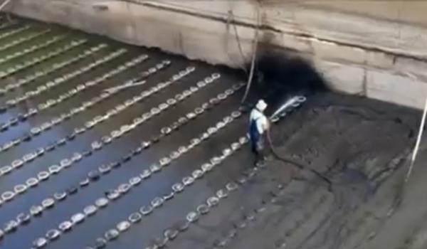 Condiţii de lucru degradante la compania de apă din Cluj, dar cu sporuri tăiate. Cât câştigă un angajat