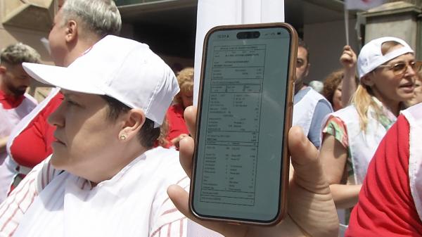 Angajaţii din Sănătate au venit cu fluturaşul de salariu la protest. Veniturile scad pentru 40% din bugetari