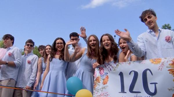 Ultimul clopoţel pentru elevii de clasa a XII-a. Generaţia care a studiat în pandemie alege acum străinătatea