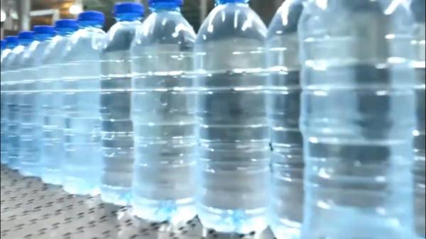 Românii evită apa de la robinet. Câţi bani dau pe filtre sau pentru a o cumpăra îmbuteliată