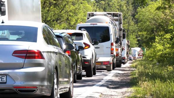 Unul dintre cele mai aglomerate drumuri a intrat în reparaţii o lună. Cozi kilometrice zilnic