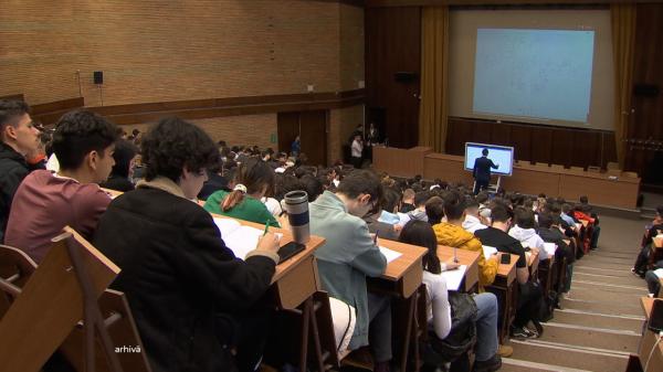 Facultatea din România în care aproape 100% dintre absolvenţi îşi găsesc job. A primit o acreditare de elită
