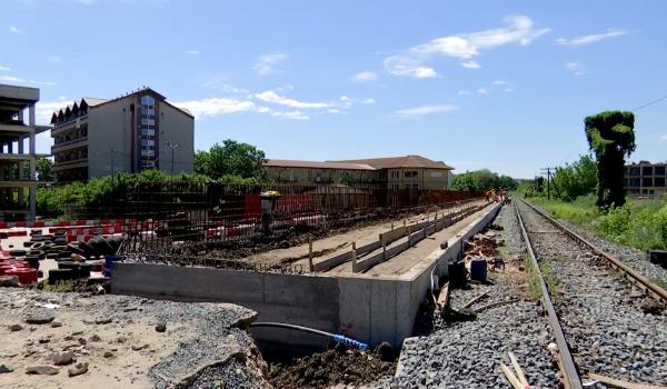 Trenurile spre litoral nu mai opresc în Costineşti Tabără. Turiştii, puşi să îşi care bagajele 3 km