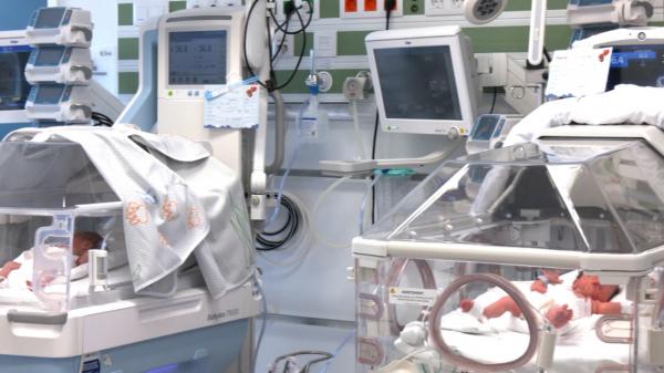 Prima reacţie a mamei de 44 de ani care a născut tripleţi. Cei mici sunt aşteptaţi acasă de cele patru surori