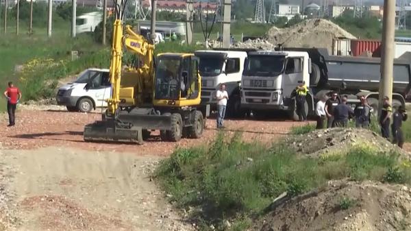 Sute de tone de deşeuri, îngropate ilegal pe un câmp din Braşov. Poliţiştii au descins la două firme