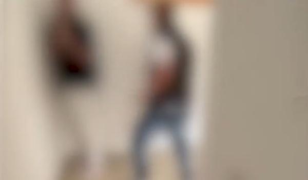 Momentul în care un elev este bătut şi umilit într-o şcoală din Tulcea. 5 adolescenţi, anchetaţi