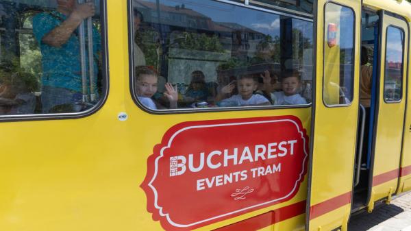 "Poftiți în vagoane". Așa începe distracţia de 1 Iunie pentru copiii plimbaţi cu tramvaie de epocă în Capitală