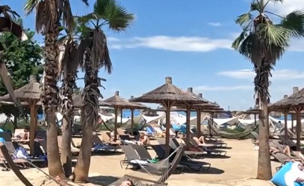 Piscinele şi plajele urbane s-au deschis pentru sezonul de vară. Cât costă o zi de relaxare aproape de casă
