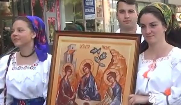 Tradiţii şi superstiţii de Rusalii. Credincioşii păstrează ramurile verzi de nuc tot anul, pentru belşug