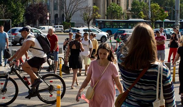 Românii îşi caută al doilea job ca să facă faţă scumpirilor. Domeniile cu angajări record şi salarii pe măsură