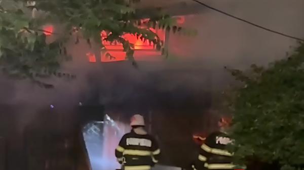 Restaurant cuprins de flăcări pe Şoseaua Colentina. Fumul gros a dus la evacuarea a şapte persoane