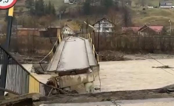 Pericol de inundaţii în 17 judeţe. Hidrologii au emis mai multe coduri galbene