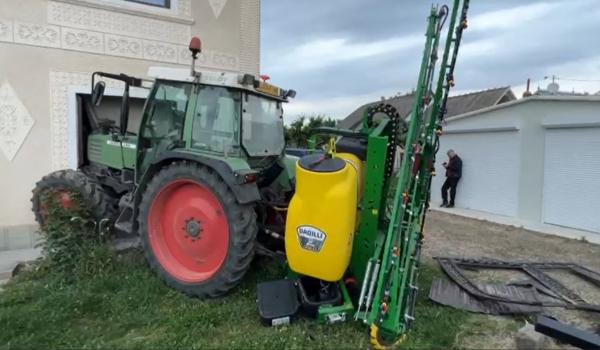 Tânăr, lovit de tractorul condus de primarul comunei. Utilajul a distrus o poartă şi s-a oprit într-o casă