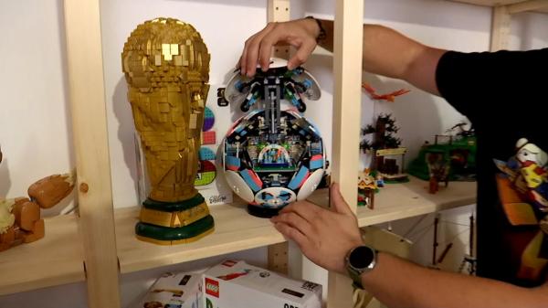 Un tânăr din Craiova a construit trofeul World Cup din piese LEGO. A investit 20.000 de euro în colecţie