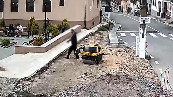 Bărbatul care a distrus cu toporul o primărie din Caraş-Severin, internat la Psihiatrie