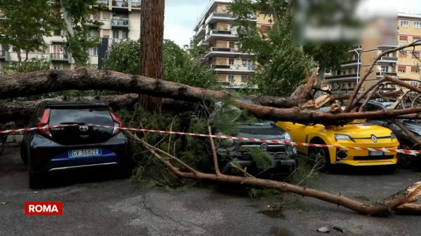Cartiere întregi din Roma, devastate de tornadă. Imaginile apocaliptice surprinse după furtună