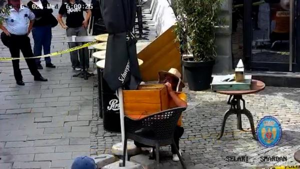 Un roi de albine şi-a făcut stup pe o umbrelă din Centrul Vechi. Cum au fost mutate, după prinderea reginei