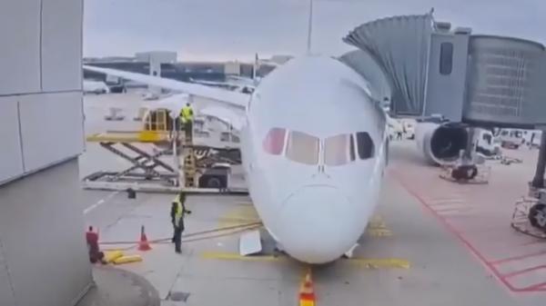 Momentul în care un avion al Lufthansa se prăbușește la poarta de îmbarcare. Mai multe persoane au fost rănite