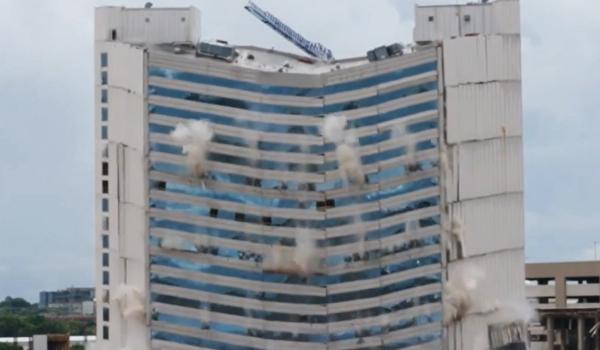 Imagini spectaculoase cu un hotel istoric din Texas, demolat în doar câteva secunde