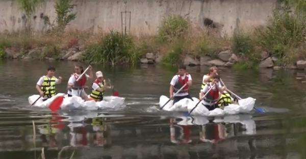 "Duși cu pluta" pe Crişul Repede. Liceenii din Oradea au transformat deșeurile în ambarcațiuni pentru rafting
