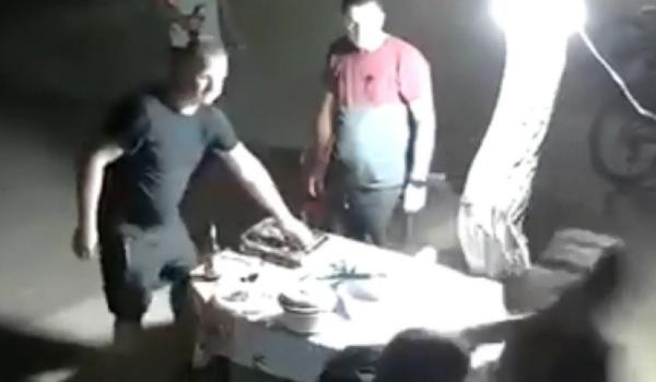 Bătaie ca-n filme în Brăila. Momentul în care un bărbat se ridică nervos și-și lovește prietenul cu un scaun