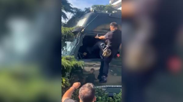 Şoferul de TIR care a lovit 8 maşini şi un autobuz, bătut cu picioarele de Poliţia Locală. S-a deschis anchetă