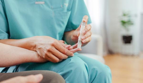Cum poţi recunoaşte o criză diabetică. Greşeala care face diferenţa între viaţă şi moarte