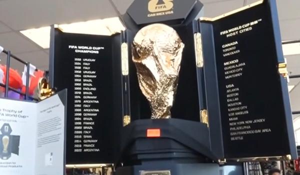 Din NY şi până în San Francisco, America trăieşte febra Cupei Mondiale. Cât a ajuns să coste replica trofeului