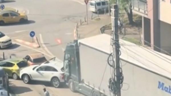 Momentul în care un TIR scăpat de sub control loveşte un autobuz şi opt maşini. Şoferul, bătut de poliţişti
