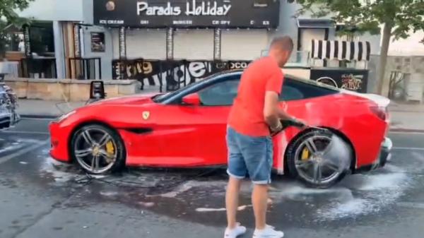 Imagini virale cu un bărbat în timp ce îşi spală maşinile de lux pe faleza din Mamaia